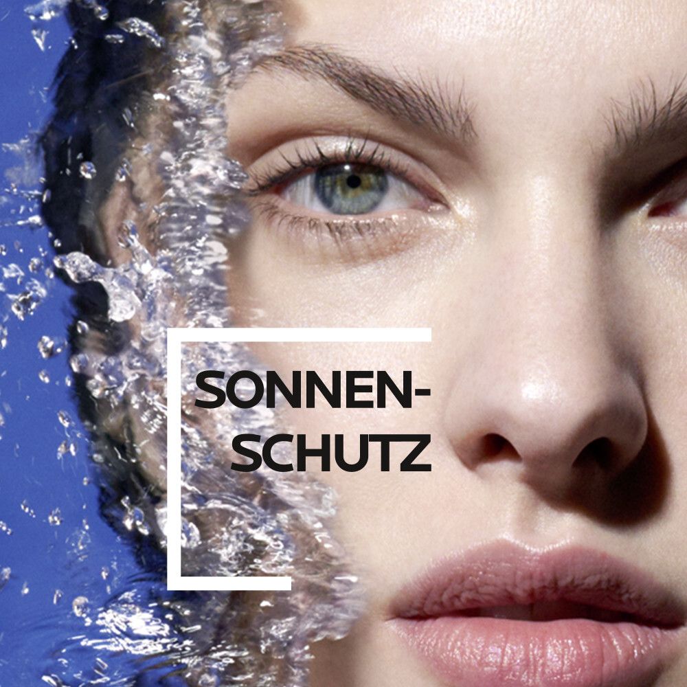 Visage d'une femme, aspergé d'eau. Texte : Protection solaire.