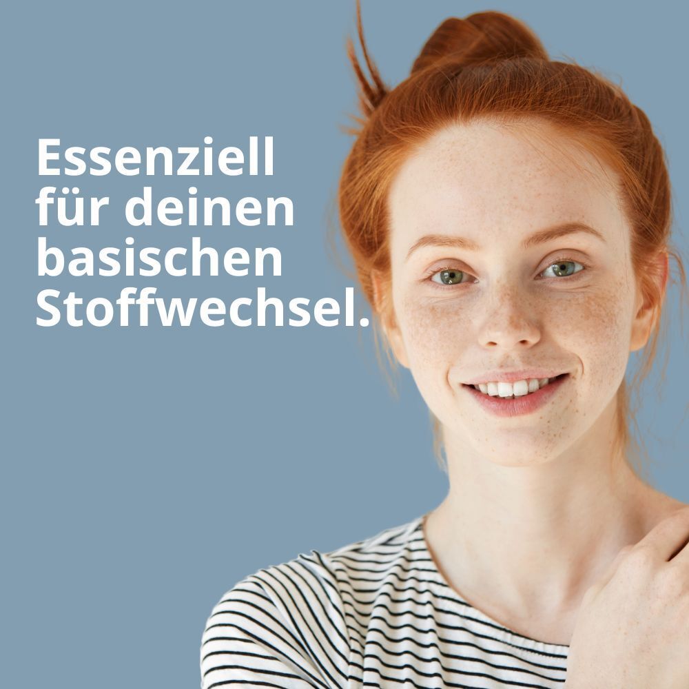 Porträt einer lächelnden Frau mit roten Haaren. Text: „Essentiell für deinen basischen Stoffwechsel.“