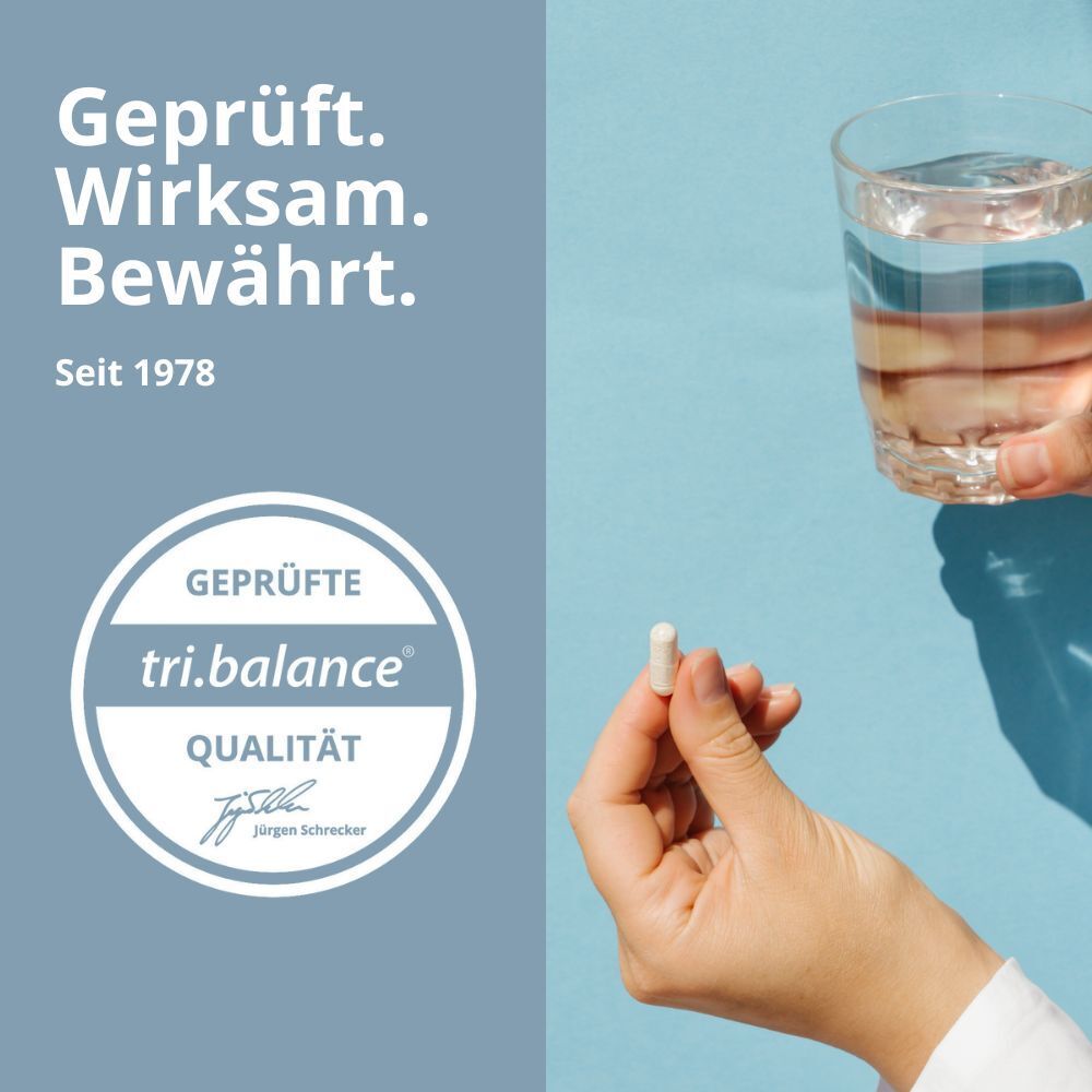 Hand hält Kapsel über Glas Wasser. Text: „Geprüft. Wirksam. Bewährt.“ Logo: tri.balance® Qualität.