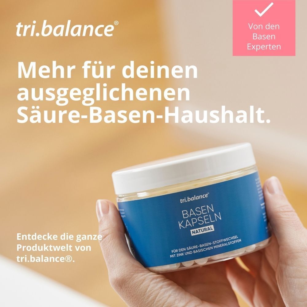 Hand hält Glas mit tri.balance® Basenkapseln NATURAL. Text: „Mehr für deinen ausgeglichenen Säure-Basen-Haushalt.“