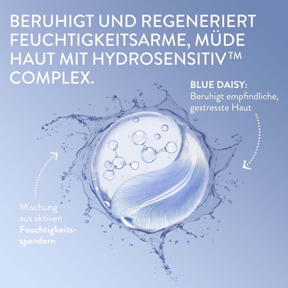 Blau-weißes Bild mit Wassertropfen. Text: Beruhigt und regeneriert feuchtigkeitsarme, müde Haut. Blue Daisy.