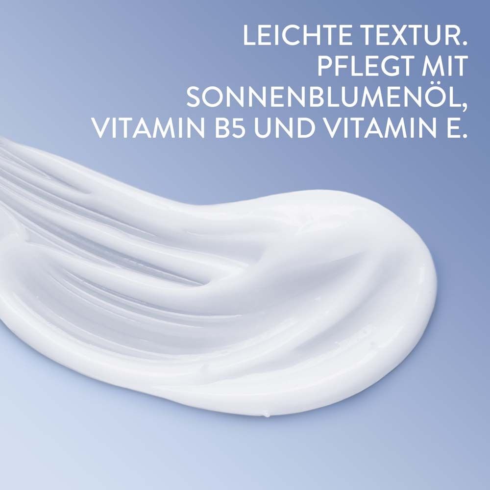 Nahaufnahme von Creme. Text: Leichte Textur. Pflegt mit Sonnenblumenöl, Vitamin B5 und Vitamin E.