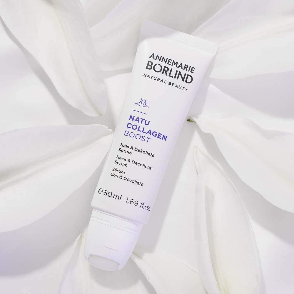 Tube blanc avec impression du produit. Marque : ANNEMARIE BÖRLIND. Produit : NATU COLLAGEN BOOST Sérum Cou & Décolleté.