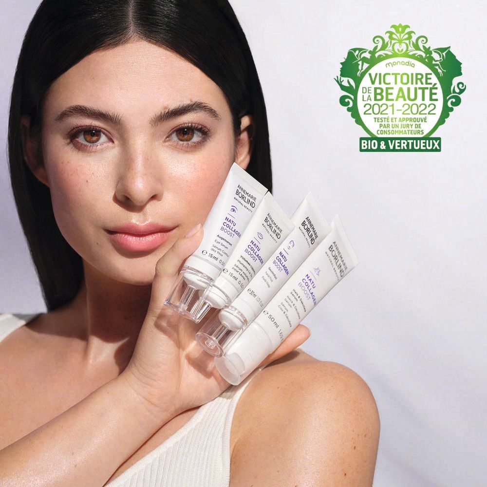 Femme tenant plusieurs tubes. Marque : ANNEMARIE BÖRLIND. Produit : NATU COLLAGEN BOOST. Prix : Victoire de la Beauté.