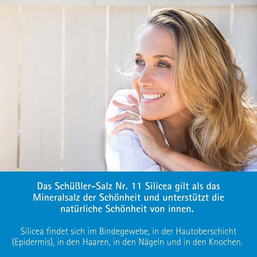 Femme souriante. Texte: Le sel de Schüssler n° 11 Silicea soutient la beauté naturelle de l'intérieur. Silicea dans les tissus conjonctifs, les cheveux, les ongles.
