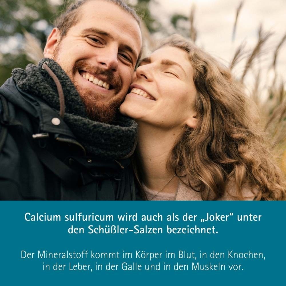 Un couple souriant en extérieur. Texte : Calcium sulfuricum est aussi appelé le Joker parmi les sels de Schüssler.