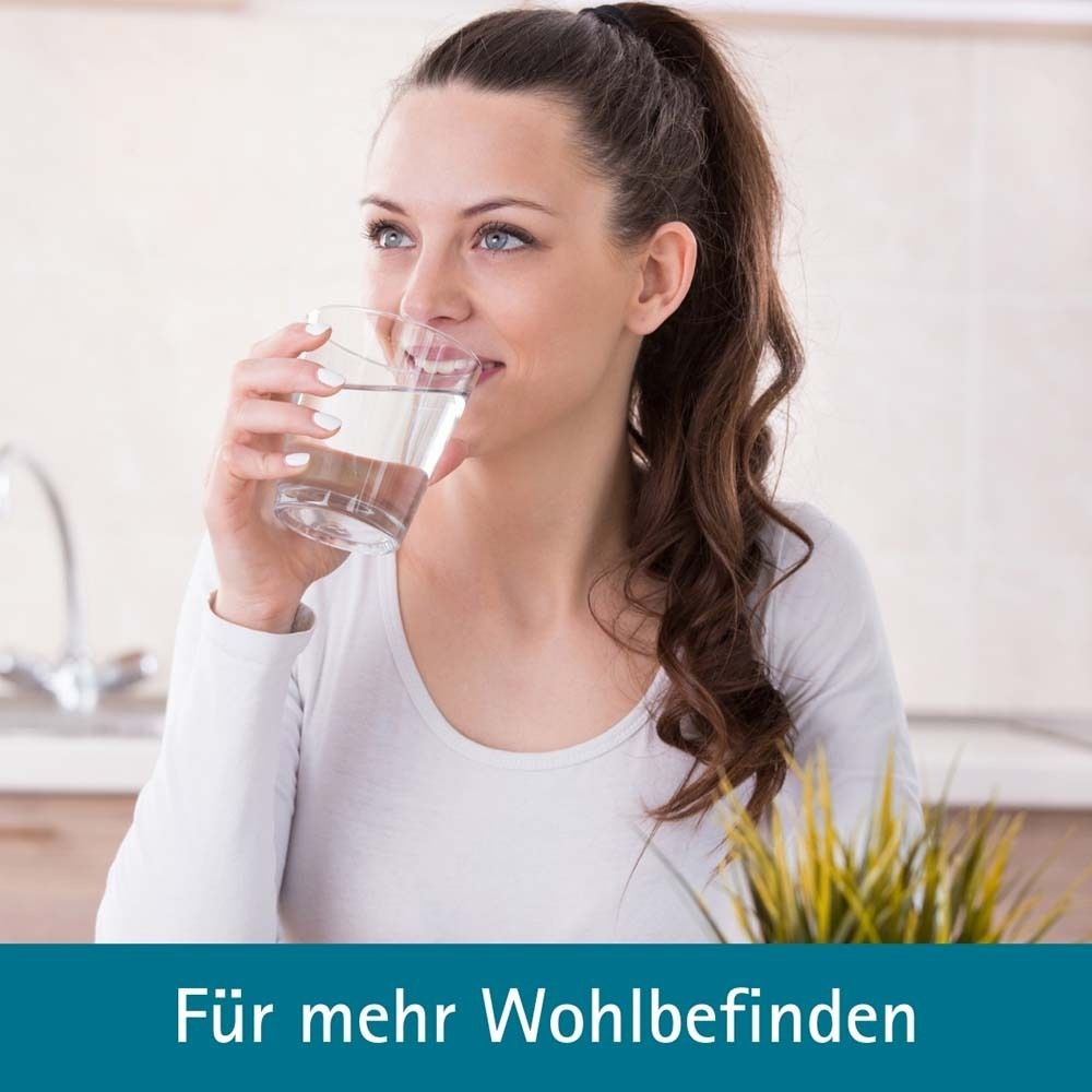 Femme buvant de l'eau dans un verre. Texte : Pour plus de bien-être.