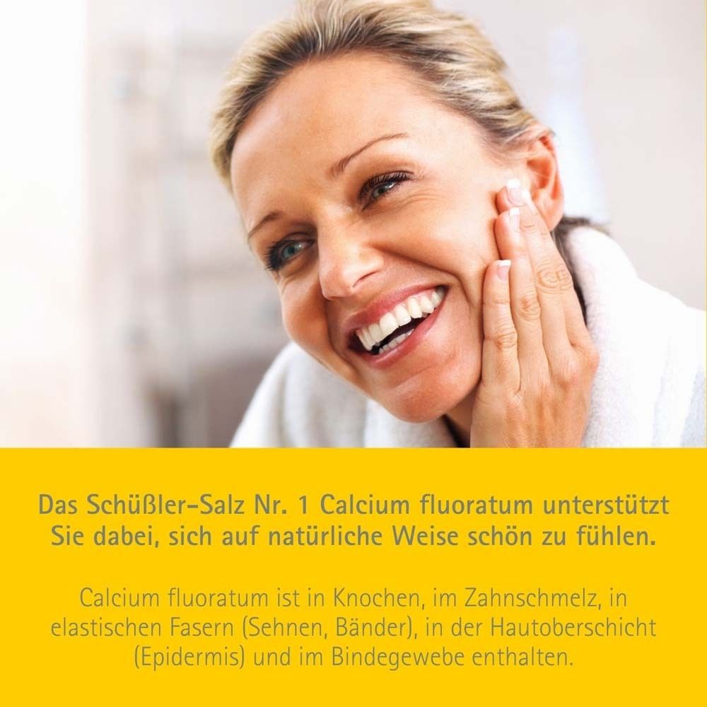 Frau lächelt und berührt ihr Gesicht. Gelber Hintergrund mit Text über Calcium fluoratum.
