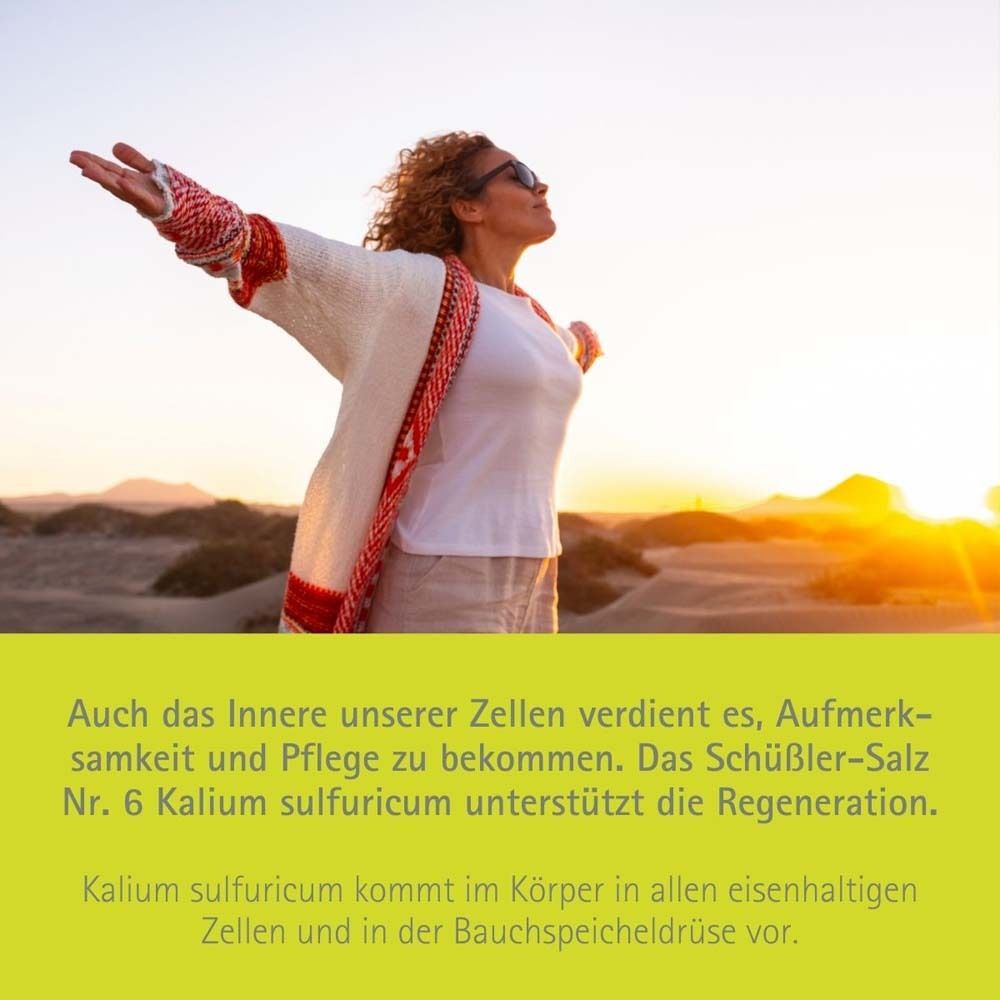 Femme bras ouverts sur la plage. Texte: Le sel de Schüssler n° 6 Kalium sulfuricum soutient la régénération.