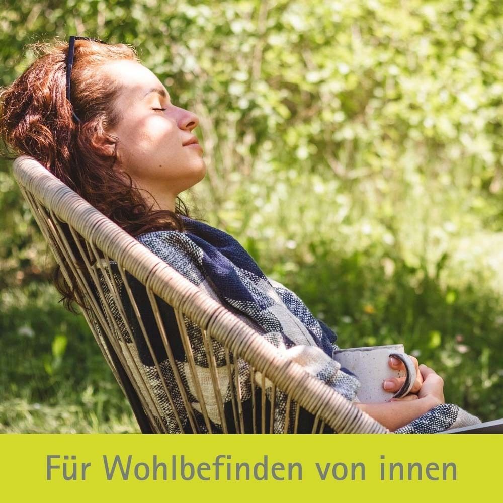 Femme détendue dans une chaise. Texte: Pour le bien-être de l'intérieur.