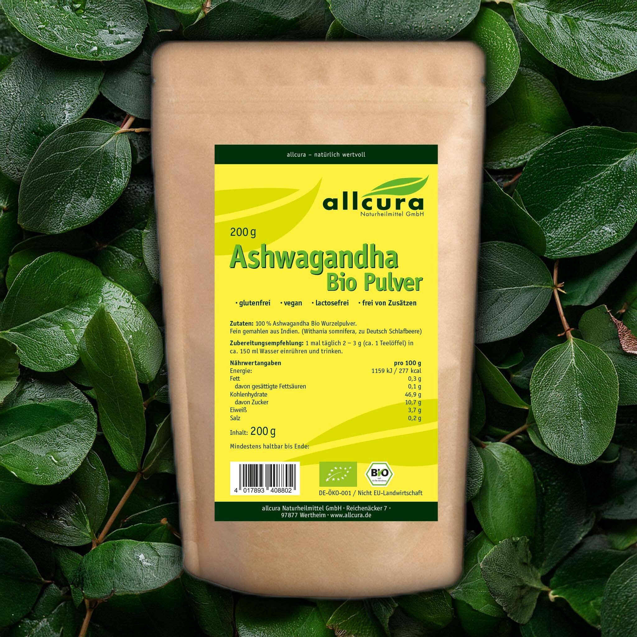 Beutel mit grünem Etikett. Aufschrift: allcura Ashwagandha Bio Pulver, 200g. Bio-Siegel. Hintergrund: Blätter.