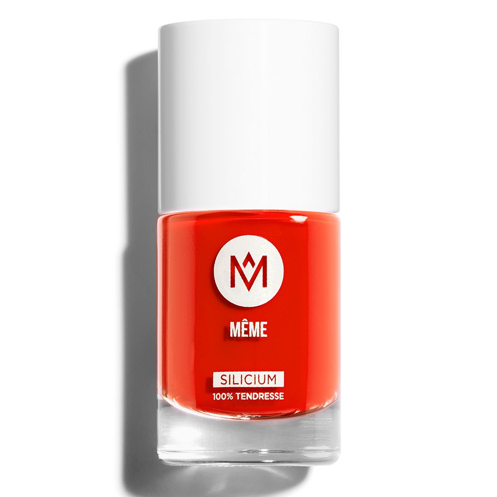 Flacon de vernis à ongles Blutorange. Bouchon blanc, vernis rouge. Logo MÊME, inscription SILICIUM, 100% Tendresse.