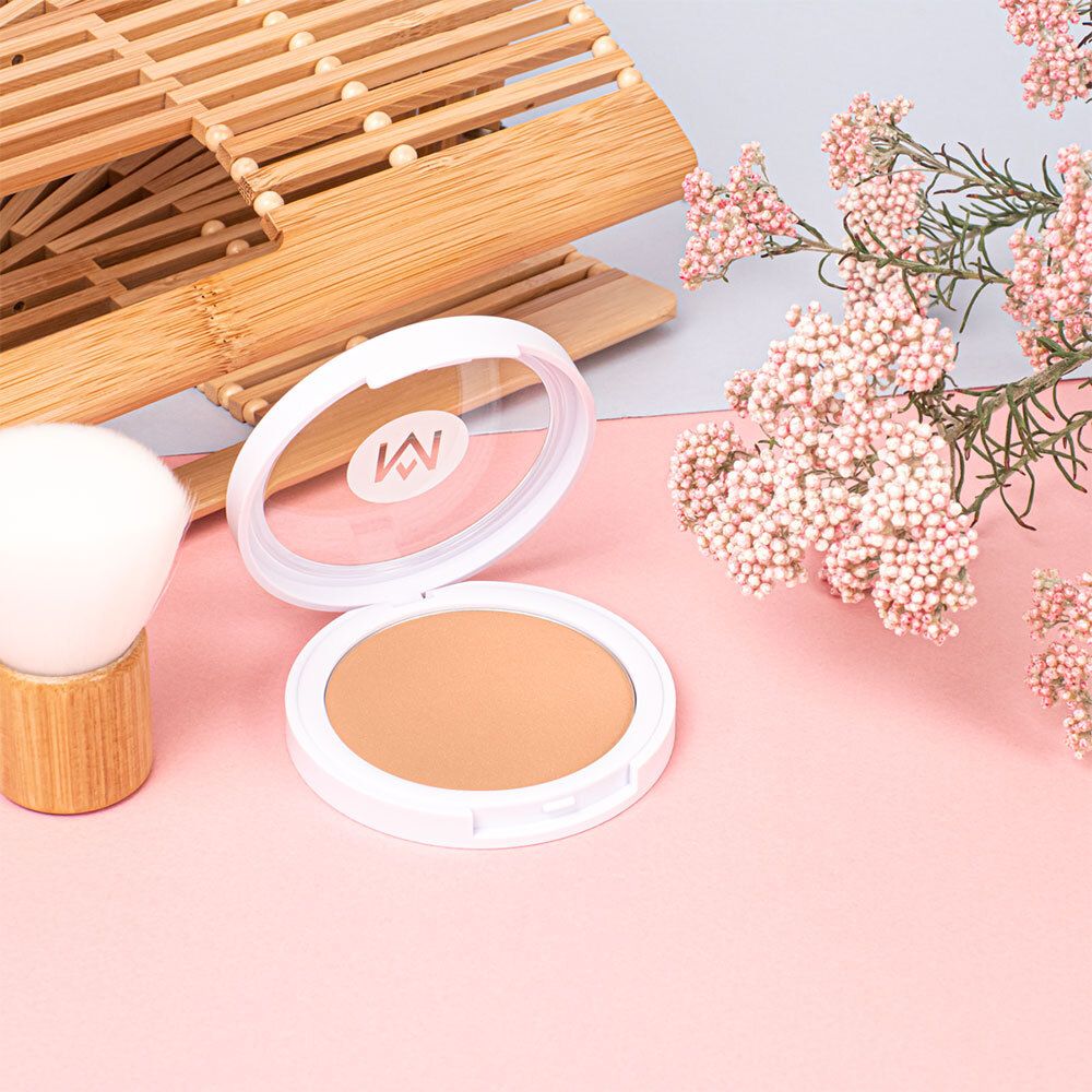 Bronzer-Kompaktpuder mit Pinsel und Dekoration. Offener Deckel.