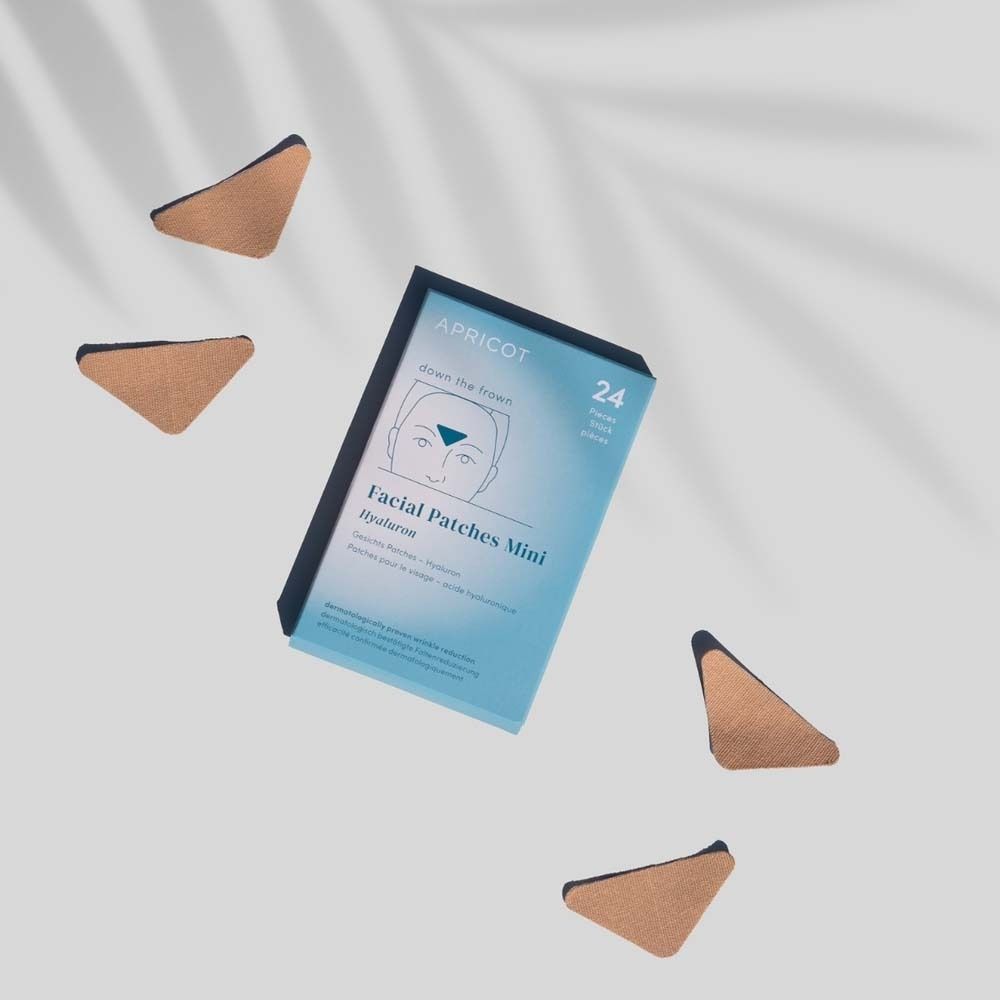 Boîte bleu clair avec patchs, entourée de patchs.