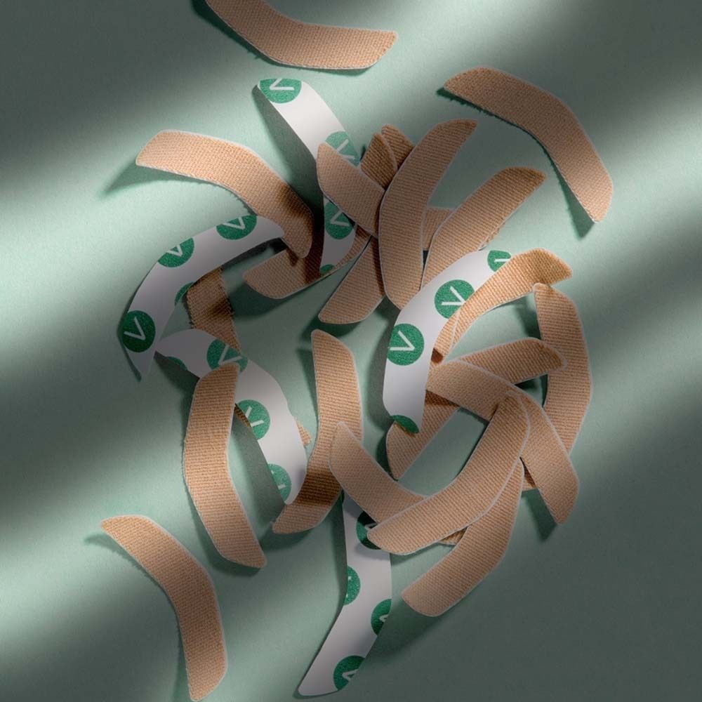 Plusieurs patchs buccaux sur fond vert. Patchs beiges avec impression verte.