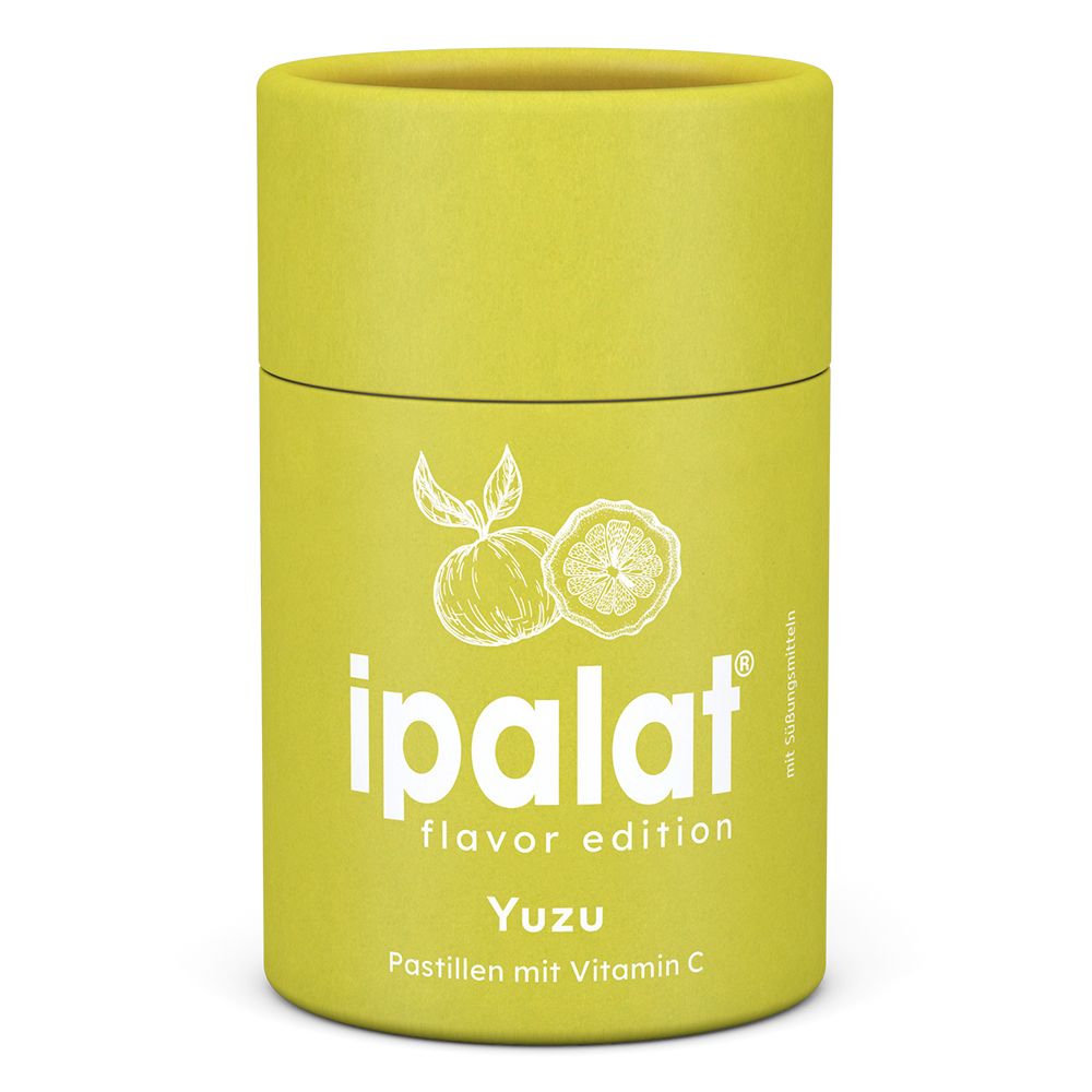 Zylindrische, gelbe Dose mit "ipalat flavor edition Yuzu Pastillen mit Vitamin C". Gezeichnete Yuzu-Frucht.