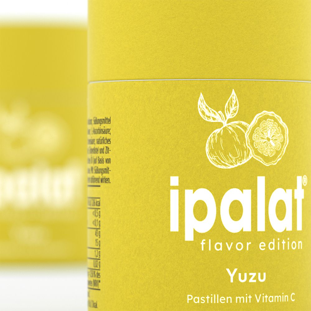Gelbe Dose mit "ipalat flavor edition Yuzu Pastillen mit Vitamin C". Gezeichnete Yuzu-Frucht.