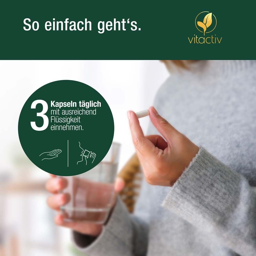 Person hält eine Kapsel. Text: 3 Kapseln täglich mit ausreichend Flüssigkeit einnehmen. Bild: Hand, Glas, Kapsel.