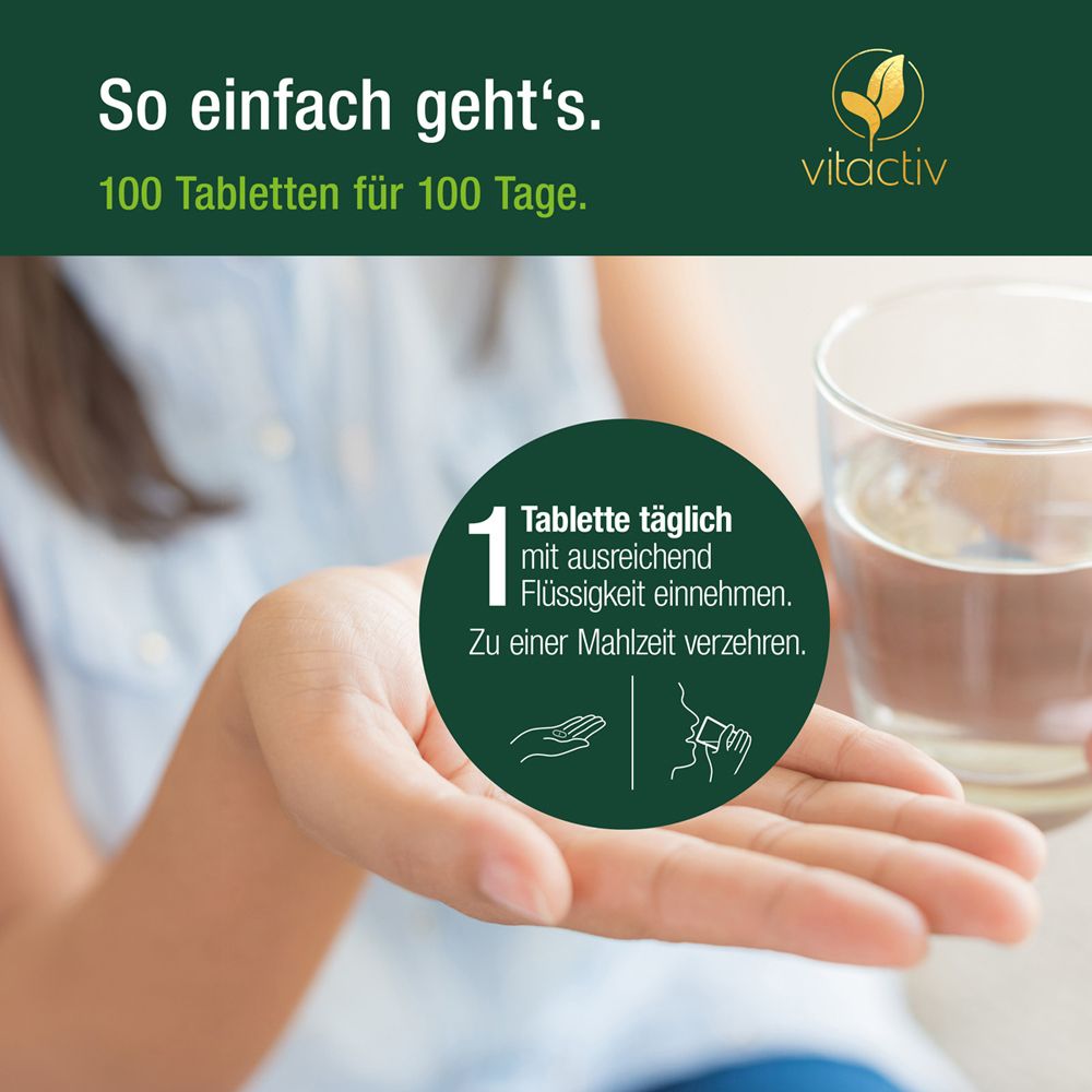 Hand mit Tablette und Glas Wasser. Grüne Kreise mit Text: 1 Tablette täglich mit Flüssigkeit einnehmen.