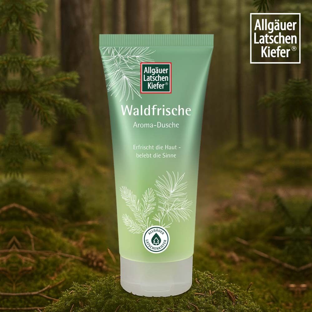 Tube verte devant un fond de forêt. Marque : Allgäuer Latschenkiefer. Texte : Waldfrische Aroma-Dusche. Illustrations d'aiguilles de pin.