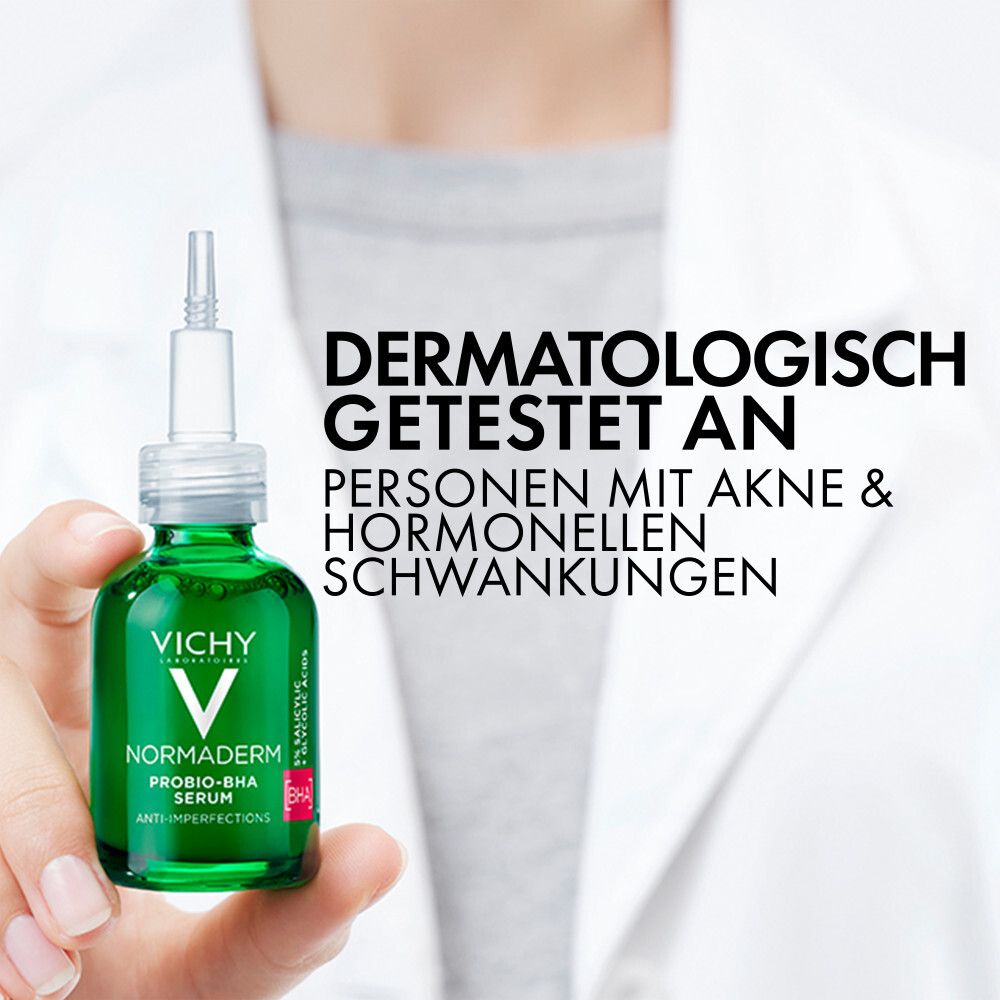 Flacon de sérum dans la main. Texte : Testé dermatologiquement sur personnes acnéiques et fluctuations hormonales.