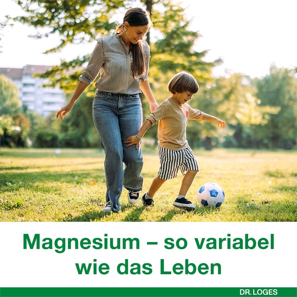 Mutter und Sohn spielen Fußball im Park, um die Variabilität von Magnesium hervorzuheben.