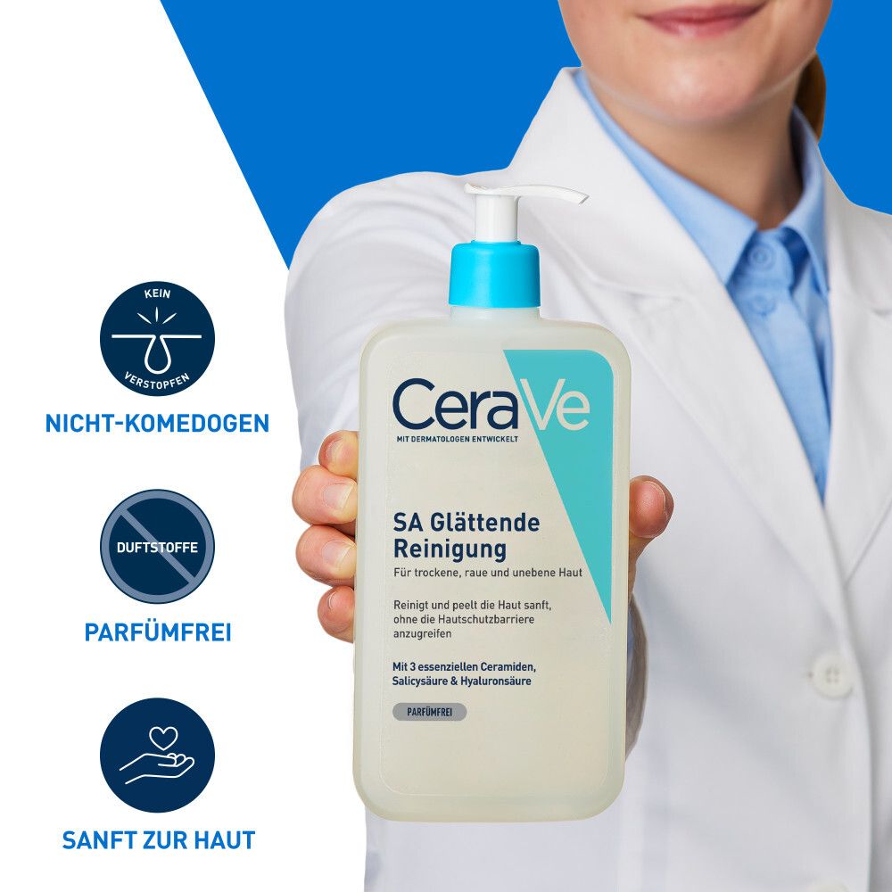 CeraVe SA Glättende Reinigung. Flasche in Hand gehalten. Nicht komedogen, parfümfrei, sanft zur Haut.