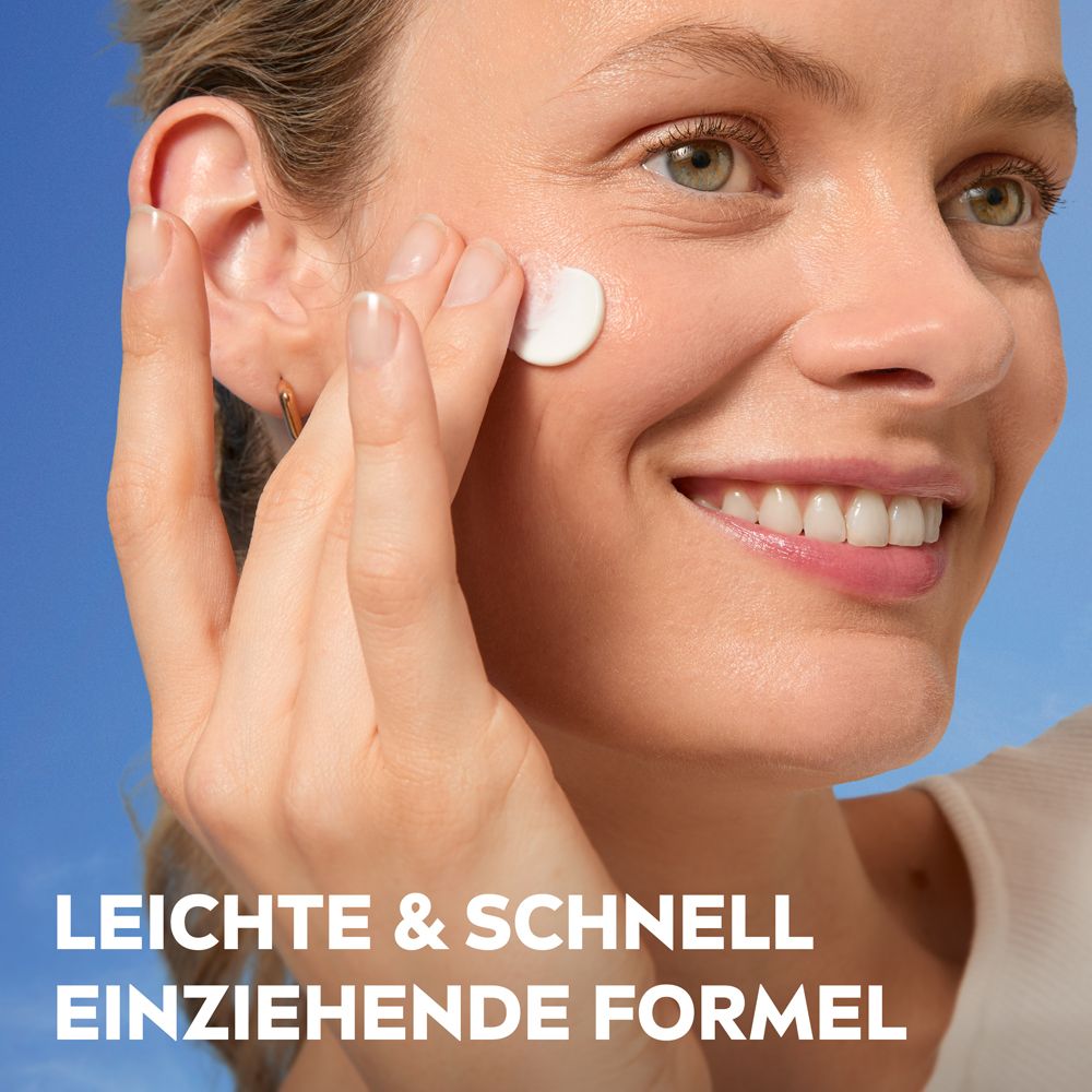 Femme appliquant NIVEA Soin de Jour Rafraîchissant; formule légère et rapidement absorbée.