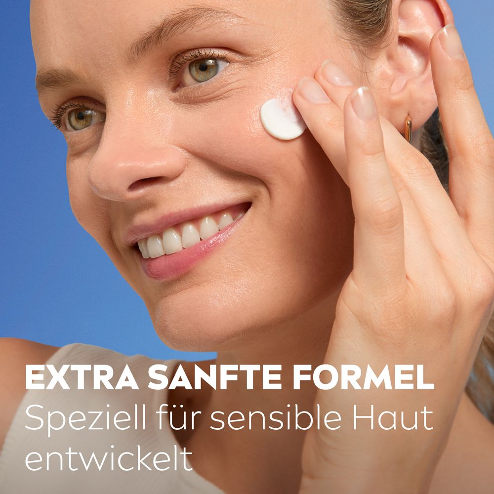Femme appliquant NIVEA Soin de Jour Apaisant SPF 15 sur peau sensible.