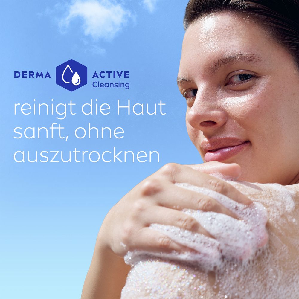 Frau wäscht sich die Schulter mit Schaum aus NIVEA Creme Soft Pflegedusche. Reinigt sanft.