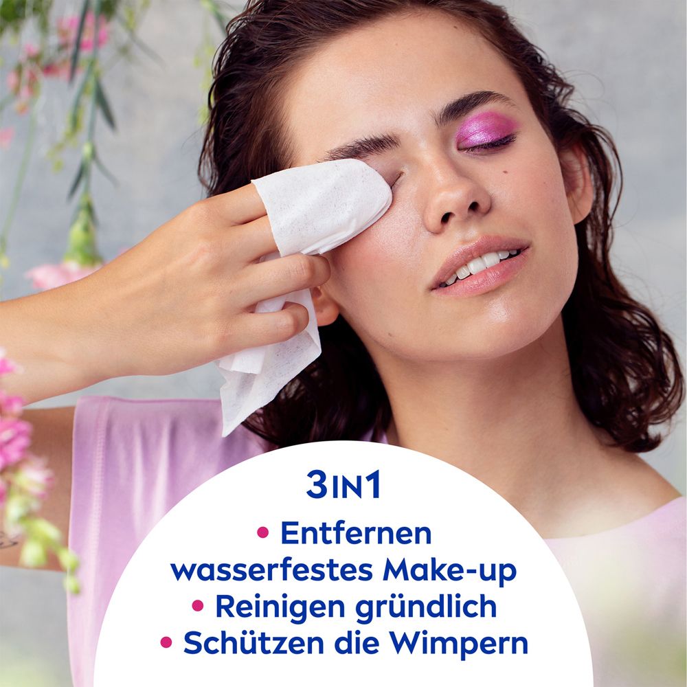Femme retire maquillage des yeux avec lingette NIVEA micellaire. 3en1: retire, nettoie, protège.