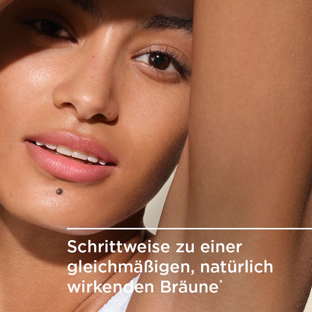 Nahaufnahme eines Gesichts mit gebräunter Haut und Text "Schrittweise zu einer gleichmäßigen, natürlich wirkenden Bräune".