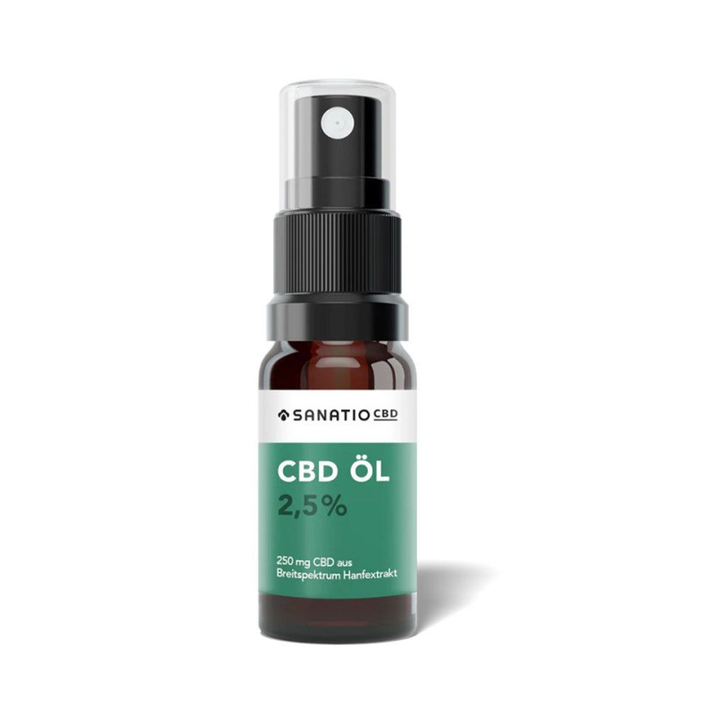 Flacon en verre brun avec vaporisateur. SANATIO CBD Öl 2,5 %. Étiquette verte avec texte : CBD Öl, 2,5 %, 250 mg CBD.