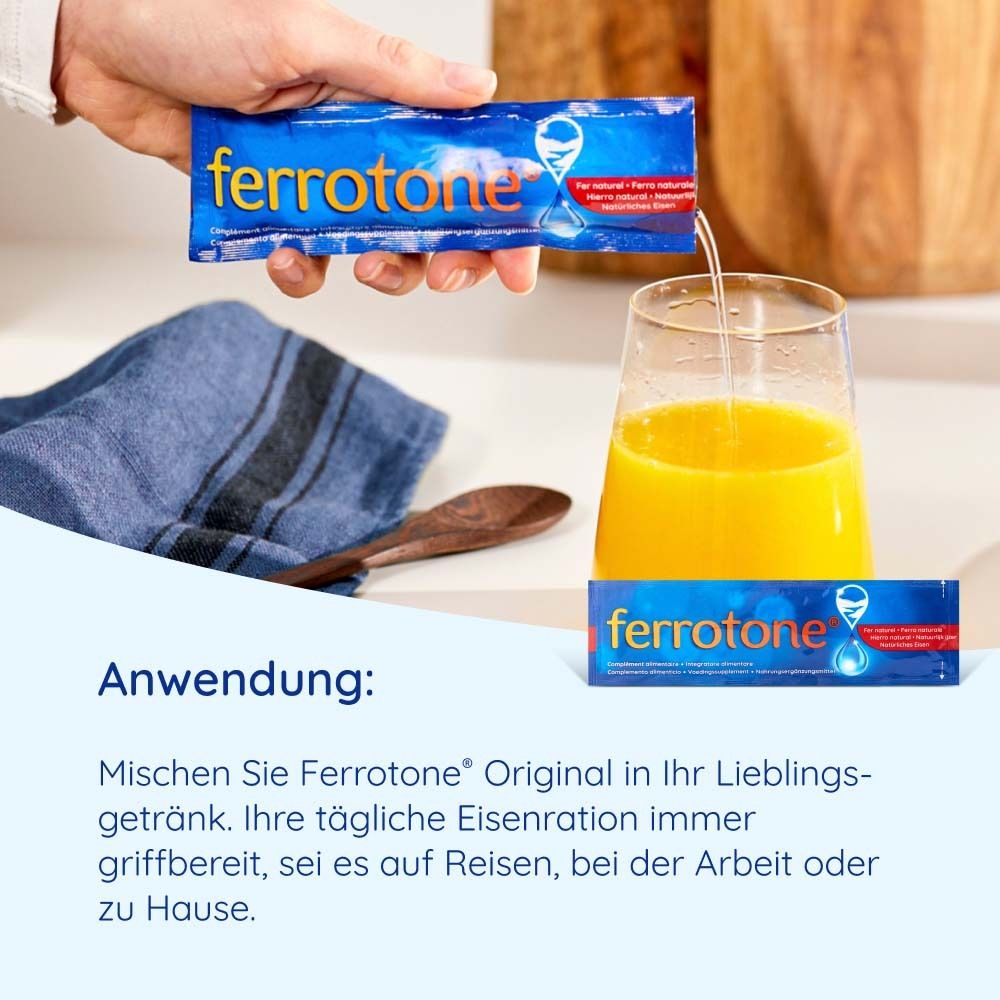 Verre de jus d'orange dans lequel on verse un sachet ferrotone®. Un autre sachet est à côté.