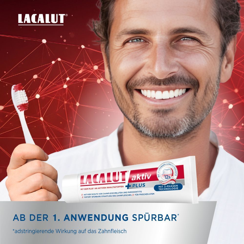 Mann mit Zahnbürste und Zahnpasta-Tube. Aufschrift LACALUT aktiv plus. Ab der 1. Anwendung spürbar.