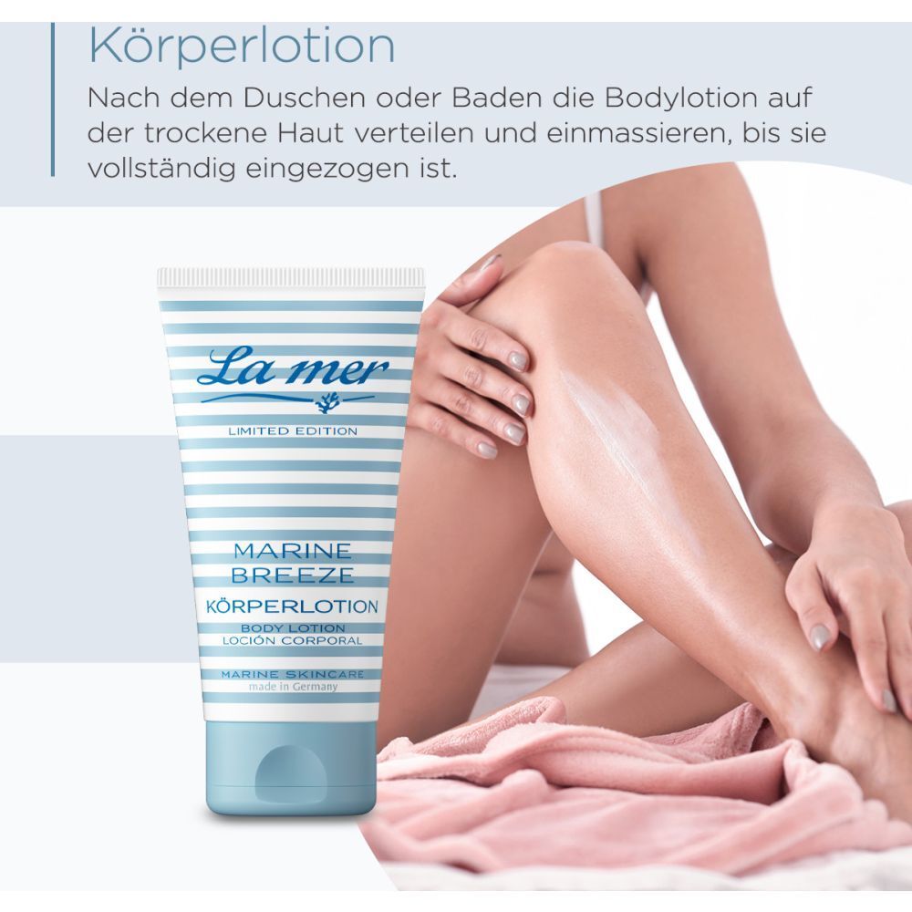 Femme appliquant une lotion pour le corps sur sa jambe. Tube à rayures bleues et blanches. Inscription : La mer, Marine Breeze Körperlotion.