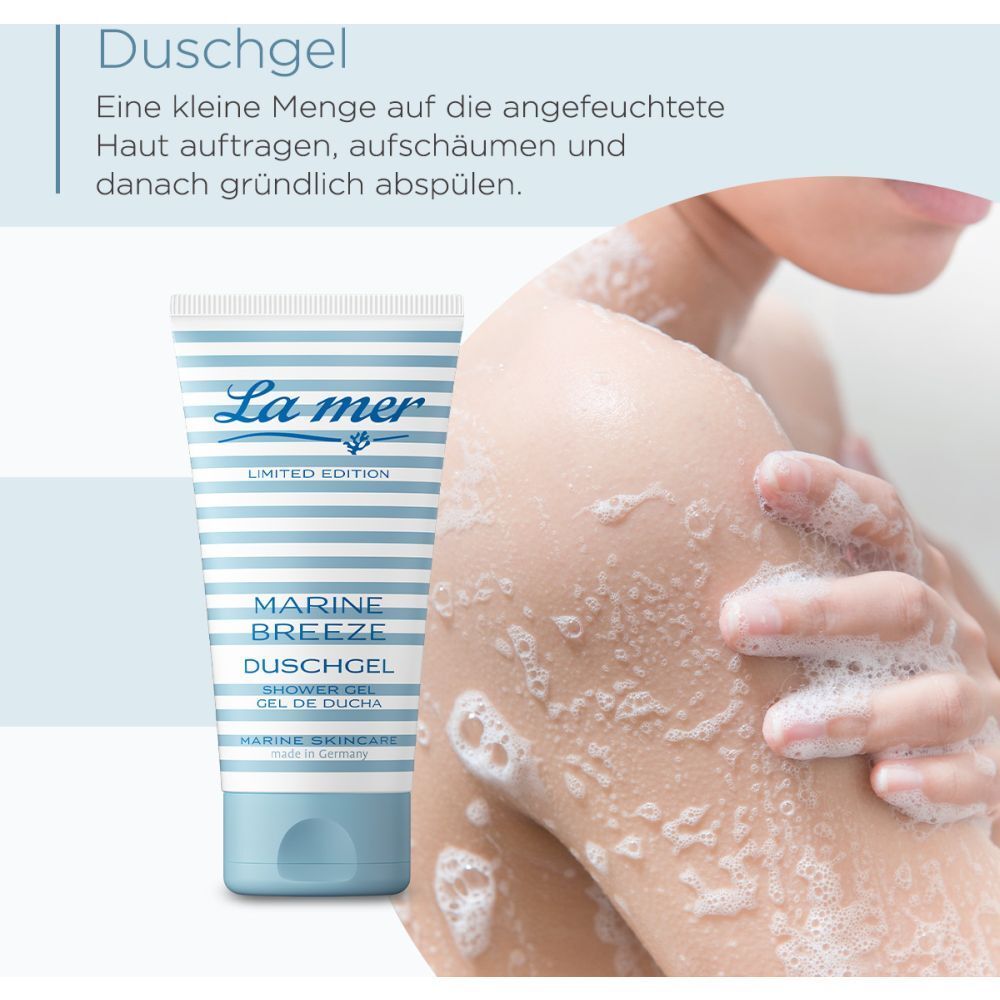 Person wäscht sich mit Duschgel. Tube mit blau-weißem Design. Aufschrift: La mer, Marine Breeze Duschgel, Limited Edition.