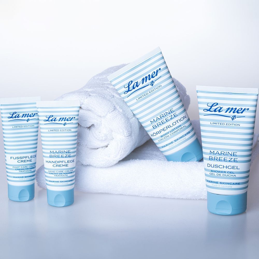 Verschiedene La mer Produkte. Marine Breeze Duschgel, Körperlotion, Handpflege Creme, Fußpflege Creme. Auf Handtuch.