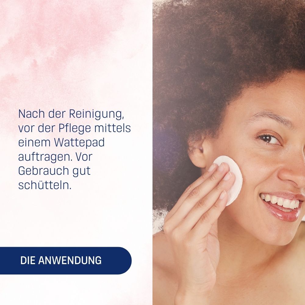 Application du produit. Femme nettoie son visage avec un coton. Texte : Application, agiter avant utilisation.
