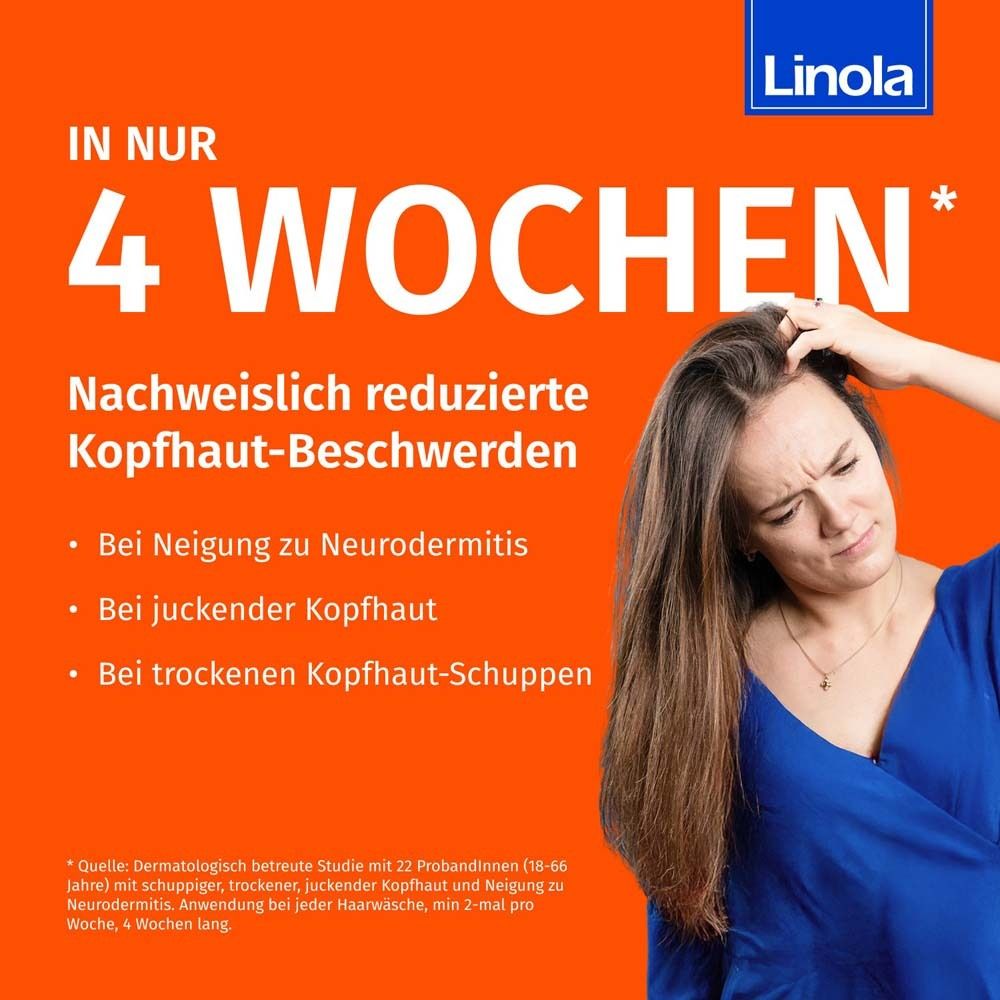 Frau kratzt sich am Kopf. Text: In nur 4 Wochen* nachweislich reduzierte Kopfhaut-Beschwerden. Bei Neurodermitis.