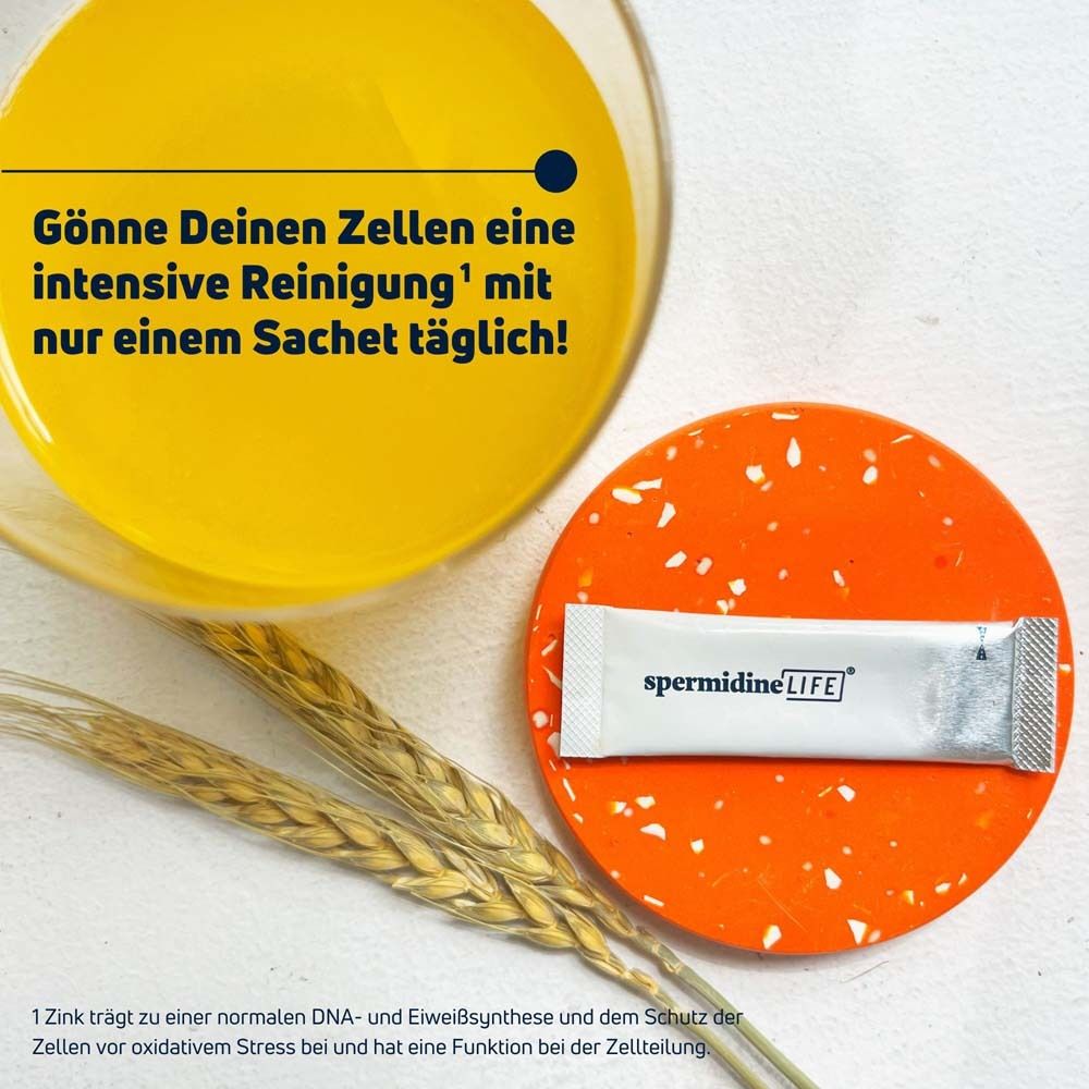 Beutel spermidineLIFE. Auf orangefarbenem Untersetzer. Text: Gönne Deinen Zellen eine intensive Reinigung mit nur einem Sachet.