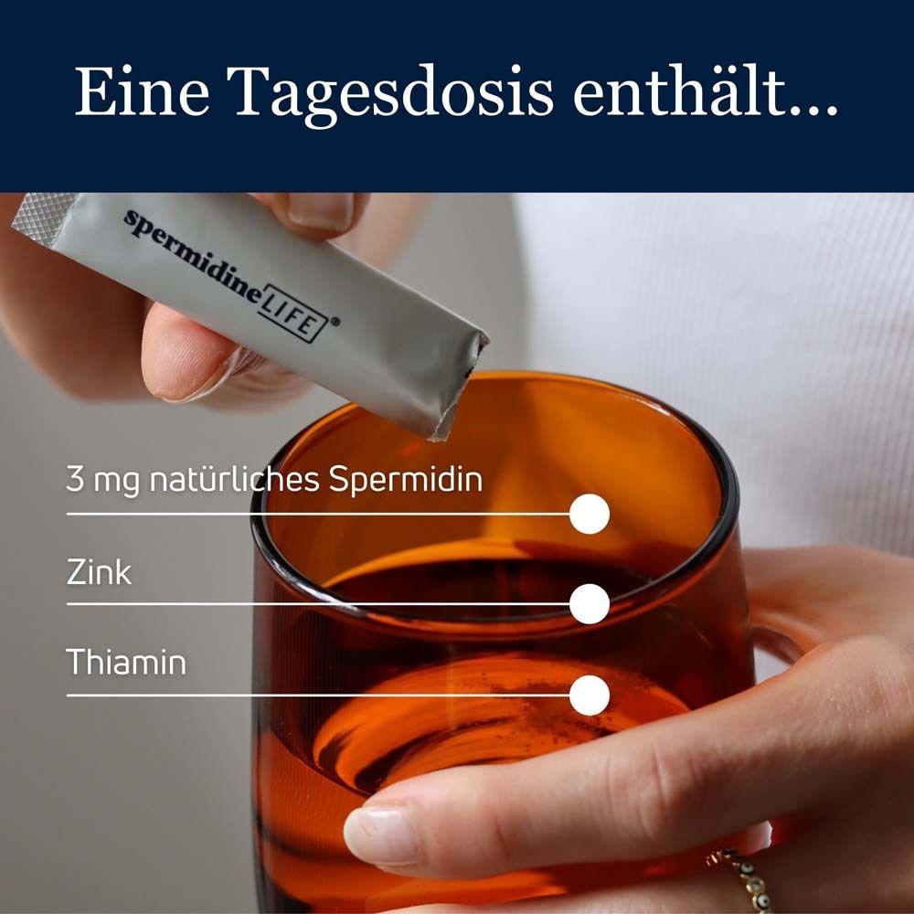 Frau gießt Inhalt eines Beutels spermidineLIFE in ein Glas. Text: 3 mg natürliches Spermidin, Zink, Thiamin.