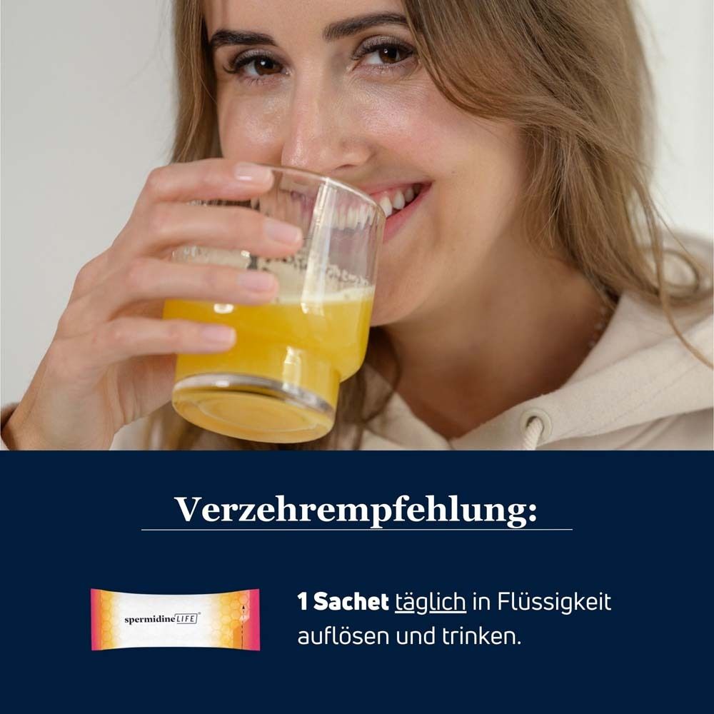Frau trinkt Getränk. Beutel spermidineLIFE Boost+. Text: 1 Sachet täglich in Flüssigkeit auflösen und trinken.