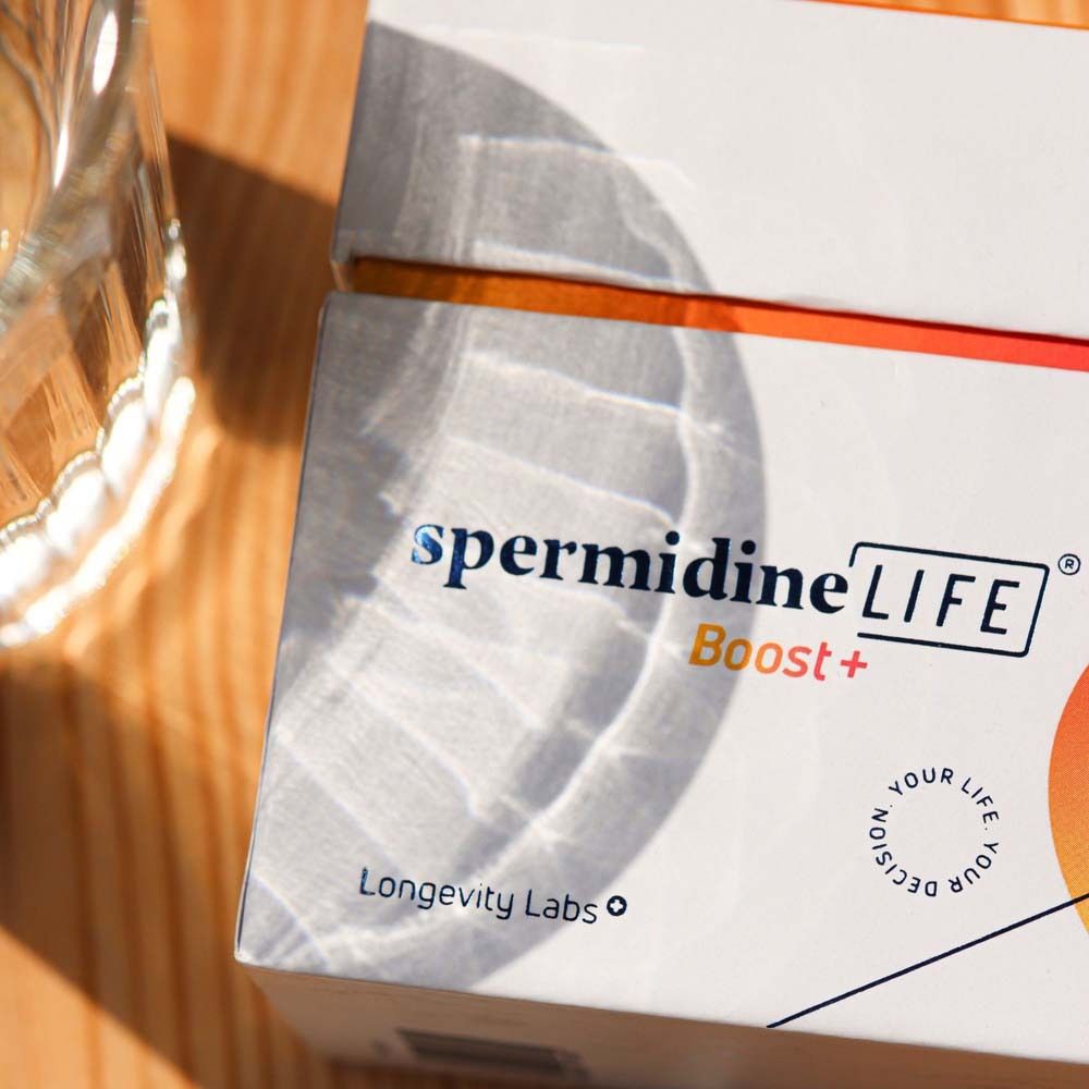 Nahaufnahme der spermidineLIFE Boost+ Packung. Logo und geometrisches Design. Longevity Labs Logo.