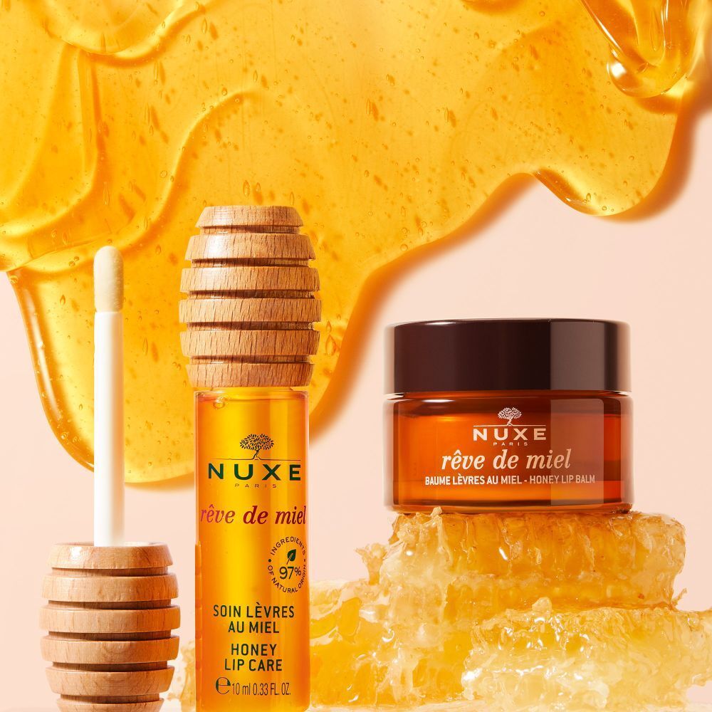 NUXE Rêve de Miel® Baume à lèvres au miel et Soin lèvres au miel. Nid d'abeille et miel. Texte visible.