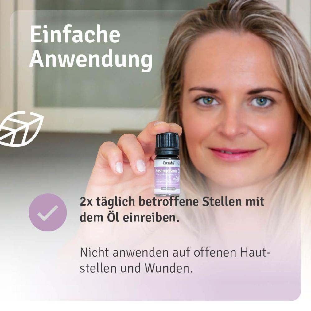 Frau hält Casida® Rosengeranie Öl. Text: 2x täglich betroffene Stellen mit dem Öl einreiben. Nicht auf offene Wunden anwenden.