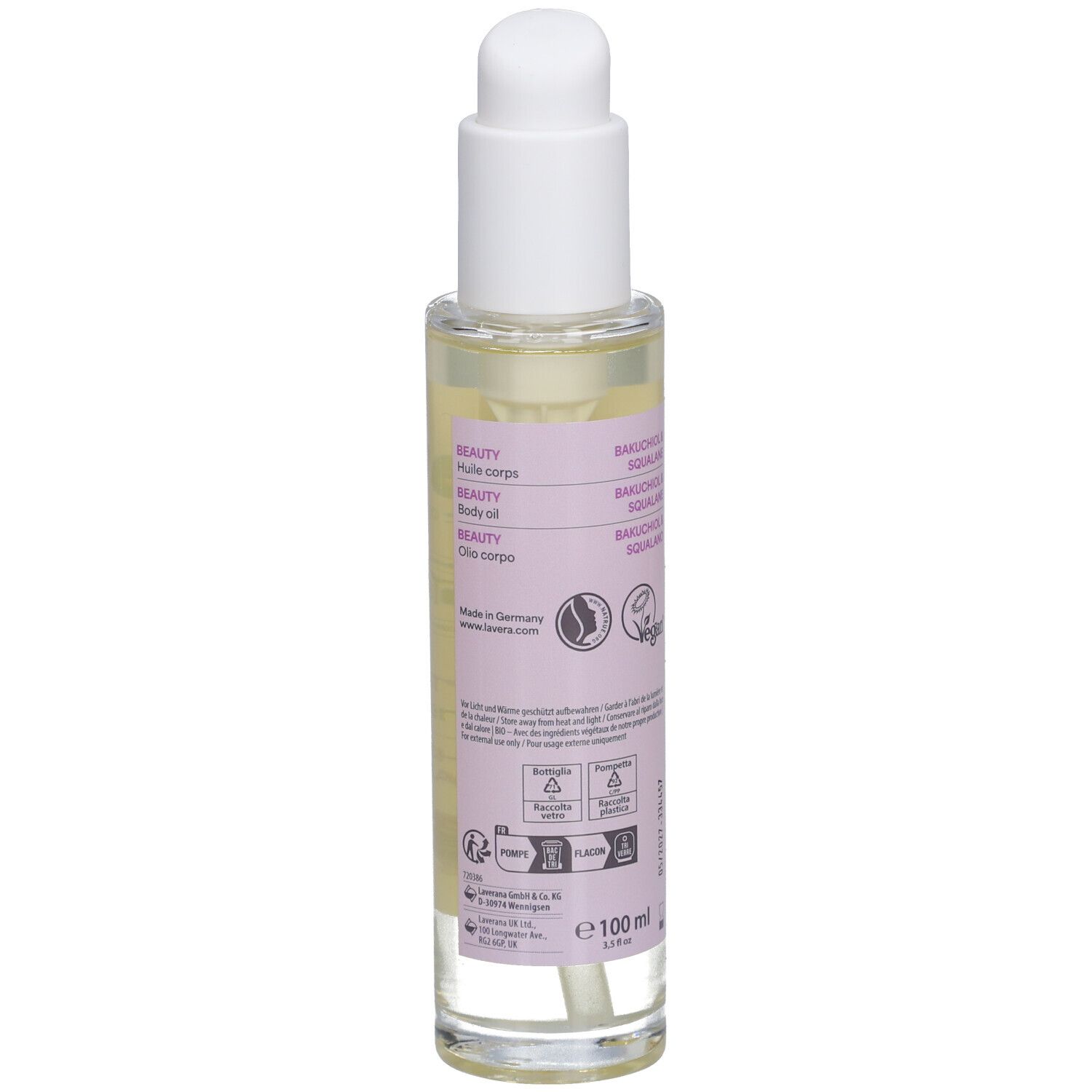 Rückseite einer Körperölflasche mit weißem Pumpkopf. Etikett mit Produktinformationen, Vegan-Siegel und BIO-Siegel.