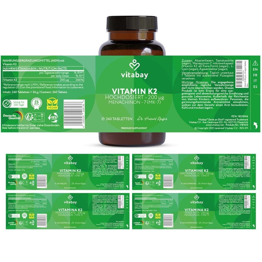 Vitamin K2 Flasche mit Etikett. Nährwertangaben, Inhaltsstoffe, Herstellerinformationen, und Zertifizierungen.