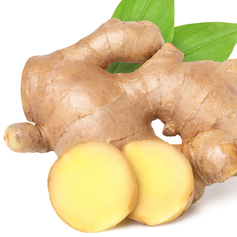 Gingembre frais, vue de dessus. Deux tranches et racine de gingembre. Feuilles vertes.