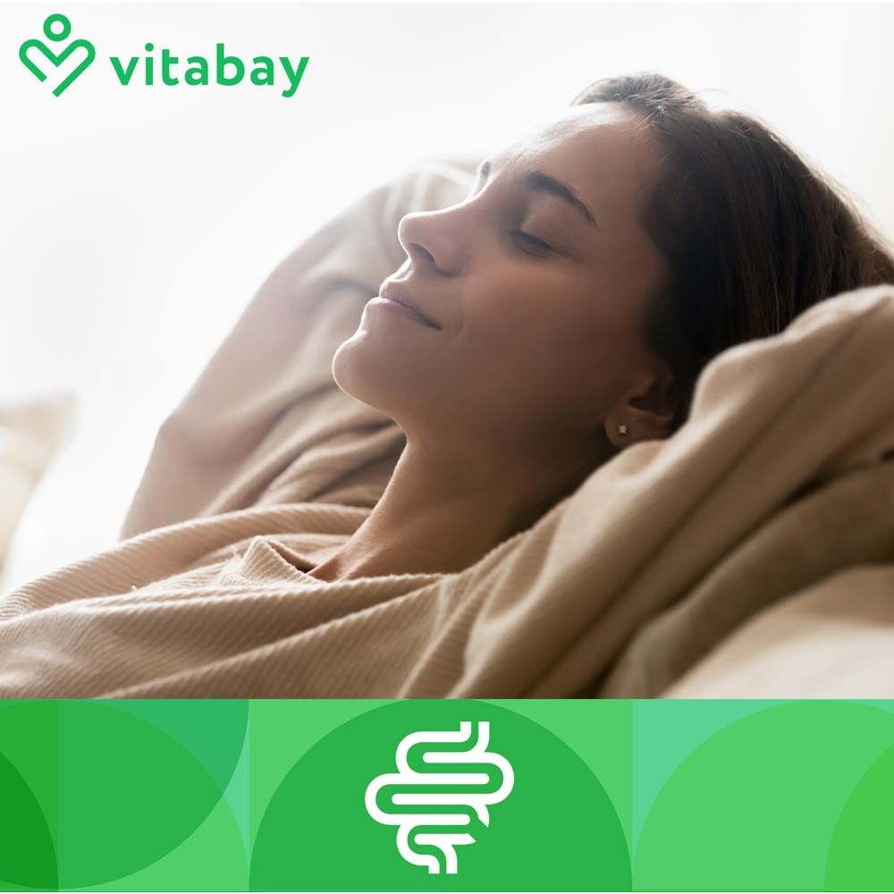 Eine Frau liegt entspannt auf einer Couch. Im Hintergrund ein grünes Logo von Vitabay.